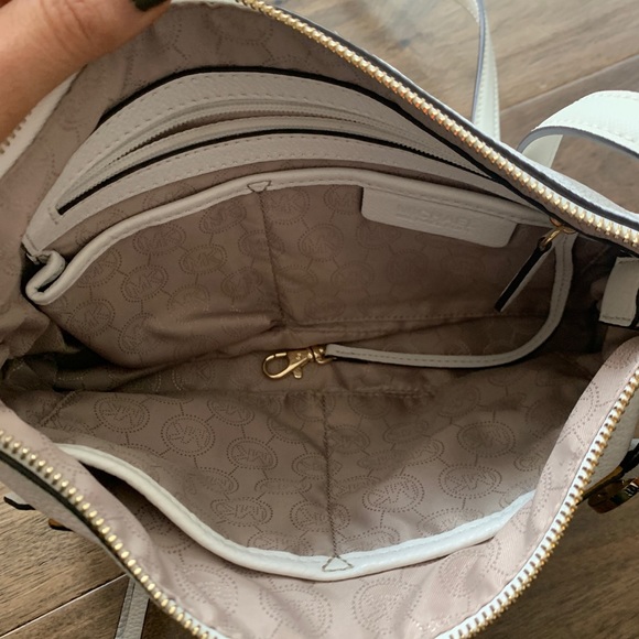 Michael Kors White Shoulder Bag - Picture 4 of 7